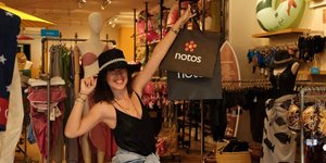 γυναίκα με μαύρο φόρεμα
