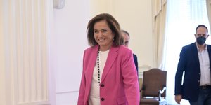 Η Ντόρα Μπακογιάννη με ροζ σακάκι στο ΥΠΕΞ