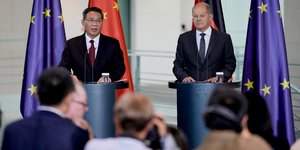 Ο Όλαφ Σολτς και ο Κινέζος πρωθυπουργός, Λι Τσιανγκ / Φωτογραφία: AP Photo 