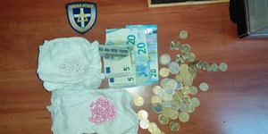 Η ομάδα «Δράση» συνέλαβε δύο άτομα στο κέντρο της Αθήνας με πάνω από 150 συσκευασίες κοκαΐνης