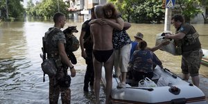 Με κάθε τρόπο απομακρύνονται οι κάτοικοι από τις πλημμυρισμένες περιοχές στην Ουκρανία