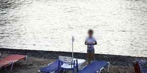 παιδί ξαπλώστρα απαγόρευση παραλία Κρήτη γονείς καταγγελία