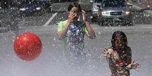 Παιδιά παίζουν με το νερό