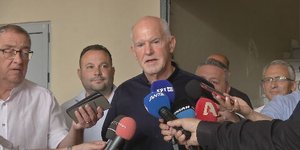 Ο Γιώργος Παπανδρέου κάνει δηλώσεις μετά την άσκηση του εκλογικού του δικαιώματος