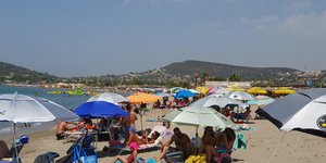 Αρκετός κόσμος στις παραλίες της Αττικής