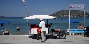 ένας παγωτατζής σε παραλία