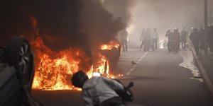 Συγκρούσεις στο Παρίσι μεταξύ διαδηλωτών και αστυνομικών μετά τη δολοφονία του Ναέλ