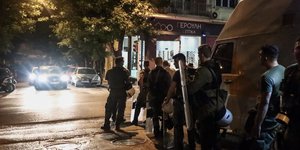 Ανδρες των ΜΑΤ έξω από τα γραφεία του ΠΑΣΟΚ