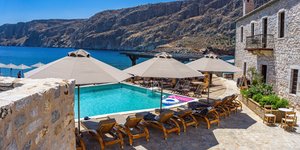 πετροχτιστο ξαπλωστρες πισινα