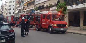 Πυροσβεστικά οχήματα έξω από πολυκατοικία στον Νέο Κόσμο