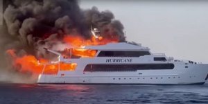 Θαλαμηγός τυλίγεται στις φλόγες στην Ερυθρά Θάλασσα