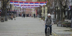 Ποδηλάτης στο Κόσοβο κάτω από σερβικές σημαίες