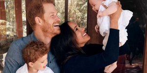 Πρίγκιπας Χάρι και Μέγκαν Μαρκλ αγκαλιά με τα παιδιά τους 
