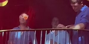 Ο πρίγκιπας Γουίλιαμ διασκεδάζει με φίλους του 