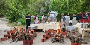 Μάγειρες προετοιμάζουν γεύματα στο Αγιο Ορος