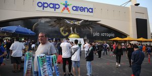 Έλληνες και Ιρλανδοί οπαδοί δίπλα-δίπλα πριν την έναρξη του ματς στην «OPAP Arena» για τα προκριματικά του Euro 2024