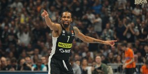 Ο Κέβιν Πάντερ με τη φανέλα της Παρτίζαν