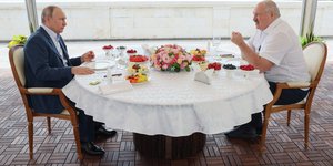 Ανακοίνωση για την ανάπτυξη πυρηνικών όπλων στη Λευκορωσία έκανε σε ανεπίσημη συνάντηση στο Σότσι με τον Λουκασένκο ο Ρώσος πρόεδρος, Βλαντίμιρ Πούτιν / Φωτογραφία: AP 