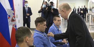 Ο Πούτιν παρασημοφορεί τραυματίες