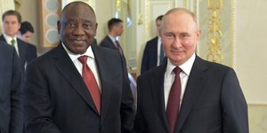 O πρόεδρος της Νότιας Αφρικής Σίριλ Ραμαφόζα με τον πρόεδρο της Ρωσίας, Βλάντιμιρ Πούτιν-Φωτογραφία AP