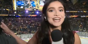 Ρεπόρτερ διώχνει «εισβολέα» οπαδό από το πλάνο