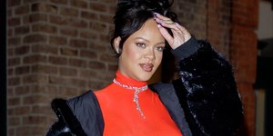 η Ριάνα με κόκκινο φόρεμα 