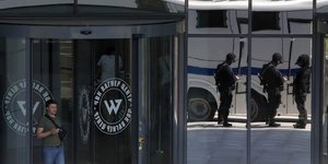 Ρώσοι αστυνομικοί φρουρούν βτα γραφεία της Wagner στην Αγία Πετρούπολη