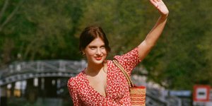 γυναίκα με φόρεμα