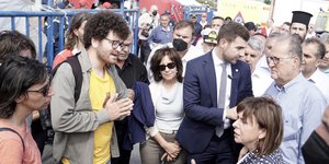 H Κατερίνα Σακελλαροπούλου μιλά με διαμαρτυρόμενους στην Καλαμάτα