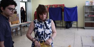 H Κατερίνα Σακελλαροπουλου την ώρα που ψηφίζει