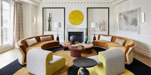 σπίτι με χρωματιστή διακόσμηση