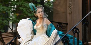 Η Κάρι Μπράτσο με το iconic νυφικό