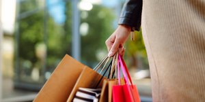 Γυναίκα που κρατάει τσάντες shopping