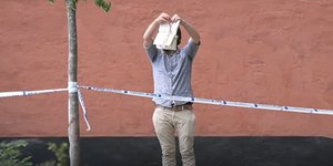 Ένας άνδρας στη Στοκχόλμη της Σουηδίας προσβάλει το Κοράνι με φέτες μπέικον μπροστά στις σελίδες του