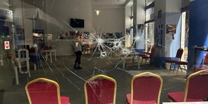 Επίθεση με βαριοπούλες στο εκλογικό περίπτερο της ΝΔ 