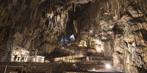 Το Σπήλαιο Μελιδονίου με σταλακτίτες και σταλαγμίτες στο νησί της Κρήτης