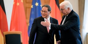 Ο Γερμανός πρόεδρος Φρανκ-Βάλτερ Σταϊνμάγερ και ο Κινέζος πρωθυπουργός Λι Τσιάνγκ / Φωτογραφία: AP Photos