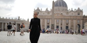 Η Στέλλα Ασάνζ με μαύρα στο Βατικανό