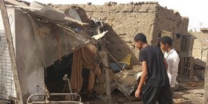 Άνθρωποι ελέγχουν τα ερείπια του κατεστραμμένου σπιτιού τους μετά από χτυπήματα στην περιοχή Allamat στο Χαρτούμ, στο Σουδάν