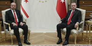 Έδιωξαν Τουρκοκύπριο δημοσιογράφο από τη συνάντηση Ερντογάν-Τατάρ στα κατεχόμενα
