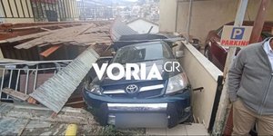 Αυτοκίνητο κατέληξε σε αυλή σπιτιού στο Ασβεστοχώρι Θεσσαλονίκης