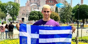 Έλληνας TikToker τράβηξε βίντεο με την ελληνική σημαία έξω από την Αγιά Σοφιά