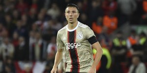 Τιμωρία για τον ποδοσφαιριστή του Άξιαξ, Στίβεν Μπεργκχάους, που έριξε γροθιά σε οπαδό της Τβέντε