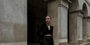 γυναίκα με μαύρο φόρεμα