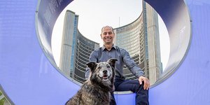 Ο Toby Heaps με τη σκυλίτσα του, Molly