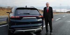 O Ερντογάν δίπλα στο αυτοκίνητο της Togg