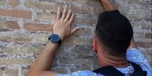 Τουρίστας σκάλισε με κλειδί το όνομα της κοπέλας του στο Κολοσσαίο