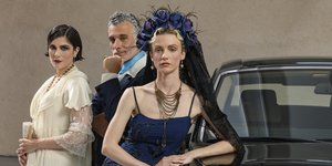 τρεις πλαι σε αυτοκίνητο 