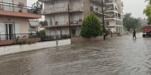 Τρίκαλα: Εκτεταμένες πλημμύρες, λόγω έντονης βροχόπτωσης -Η πυροσβεστική βοήθησε μαθητές σε Δημοτικό