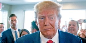 Ο πρώην πρόεδρος Ντόναλντ Τραμπ σε εστιατόριο των Βερσαλλιών την Τρίτη